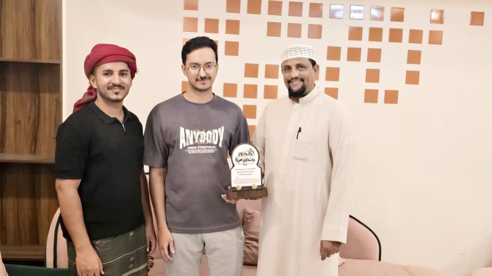 رئيس مؤسسة نداء حضرموت يهدي مدير حسابات البرنامج درعًا تذكاريًا بمناسبة اختتام الموسم الثالث من “جذور حضرمية”